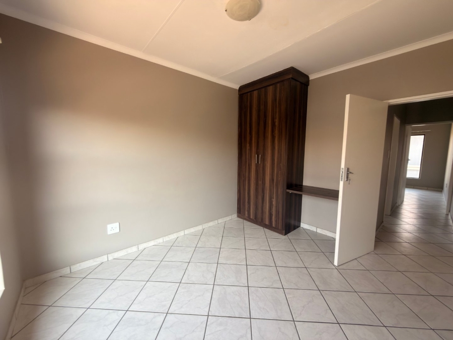 To Let 3 Bedroom Property for Rent in Gateway Manor North West